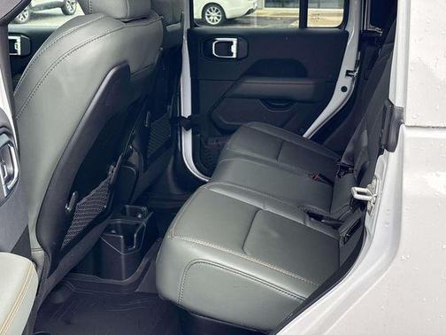 Bright White Clearcoat 2026 Jeep Gladiator Mojave