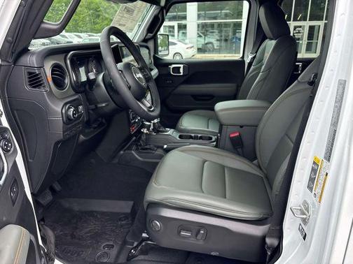 Bright White Clearcoat 2026 Jeep Gladiator Mojave