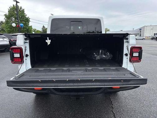 Bright White Clearcoat 2026 Jeep Gladiator Mojave