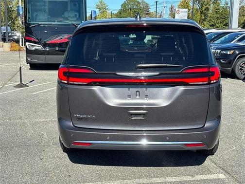 2023 Chrysler Pacifica Touring-L