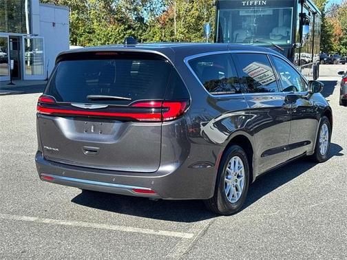 2023 Chrysler Pacifica Touring-L