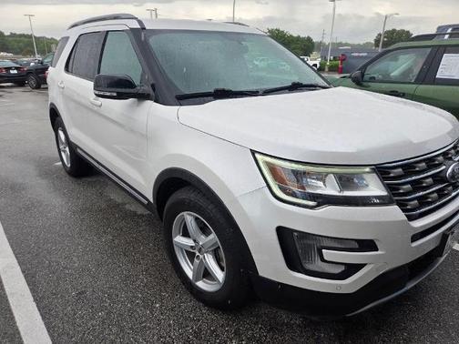 White Platinum Clearcoat Metallic 2017 Ford Explorer XLT