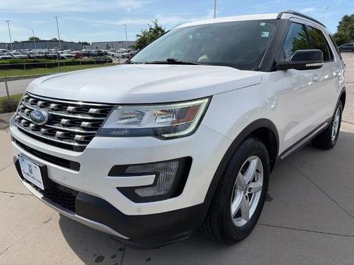 White Platinum Clearcoat Metallic 2017 Ford Explorer XLT