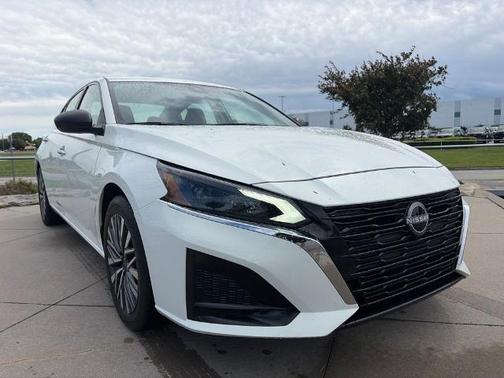 Glacier White 2025 Nissan Altima SV