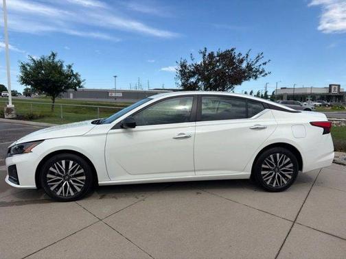 Glacier White 2025 Nissan Altima SV