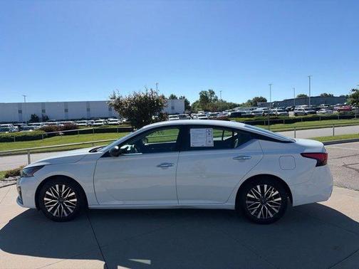 Glacier White 2025 Nissan Altima SV
