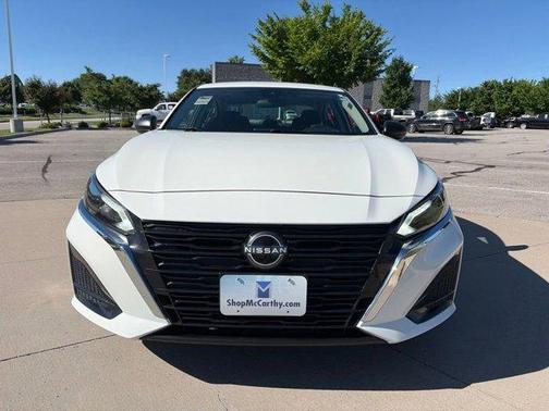 Glacier White 2025 Nissan Altima SV