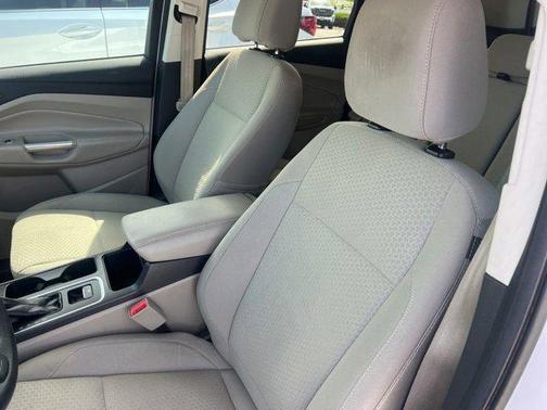 White Platinum Clearcoat Metallic 2017 Ford Escape SE
