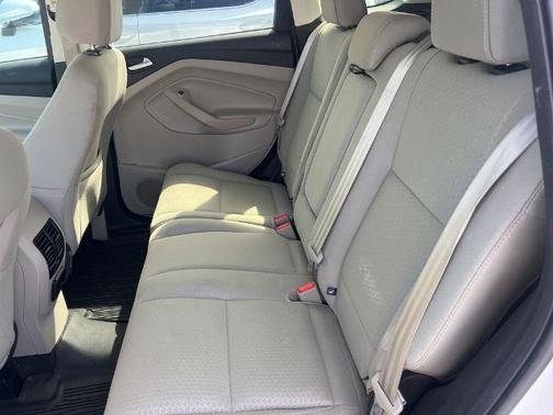 White Platinum Clearcoat Metallic 2017 Ford Escape SE