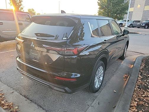 2025 Mitsubishi Outlander ES