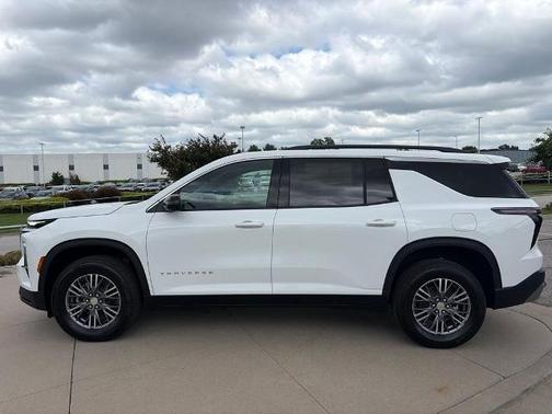 Summit White 2026 Chevrolet Traverse LT