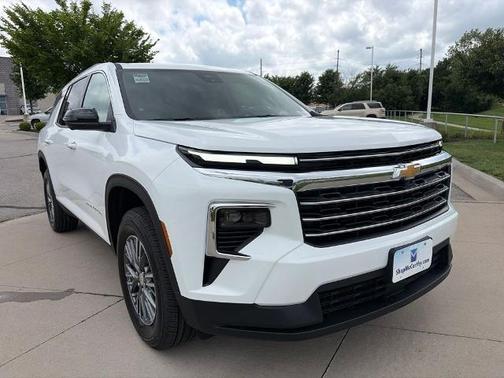 Summit White 2026 Chevrolet Traverse LT