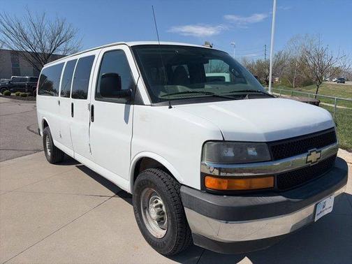 Summit White 2017 Chevrolet Express 3500 LT