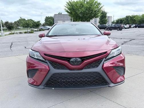 Pearl 2018 Toyota Camry SE