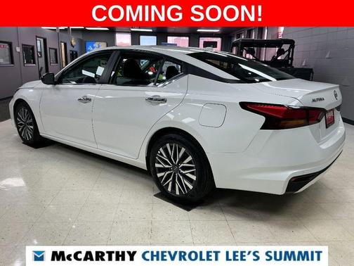 Glacier White 2025 Nissan Altima SV