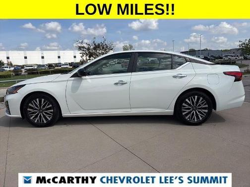 Glacier White 2025 Nissan Altima SV