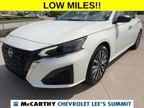 Glacier White 2025 Nissan Altima SV