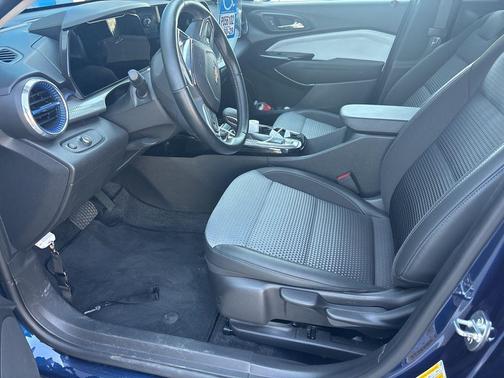 Blue Glow Metallic 2024 Chevrolet Trax LT