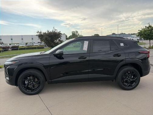 Mosaic Black Metallic 2026 Chevrolet Trax LT