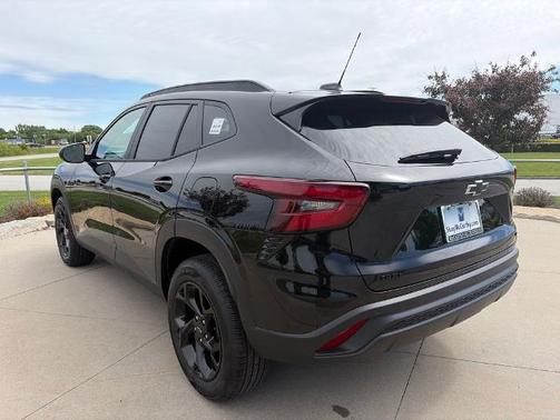 Mosaic Black Metallic 2026 Chevrolet Trax LT