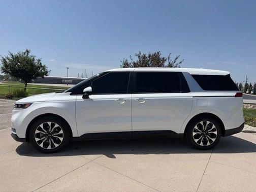 Snow White Pearl 2024 Kia Carnival EX