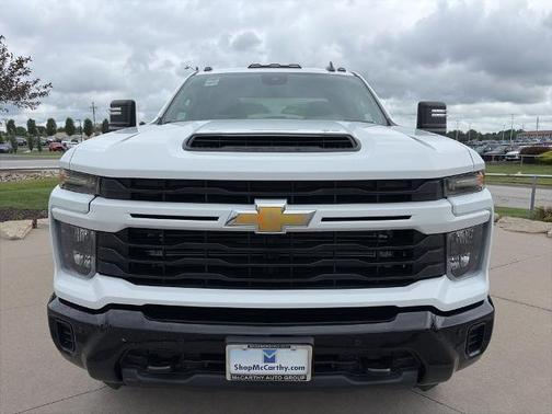 Summit White 2026 Chevrolet Silverado 2500 Custom