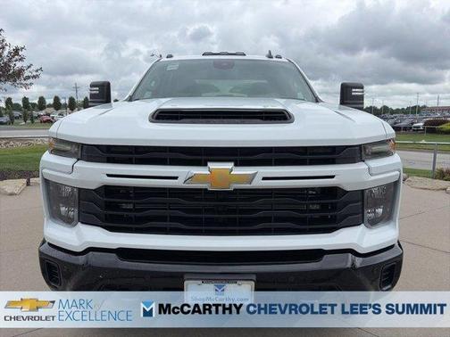 Summit White 2026 Chevrolet Silverado 2500 Custom