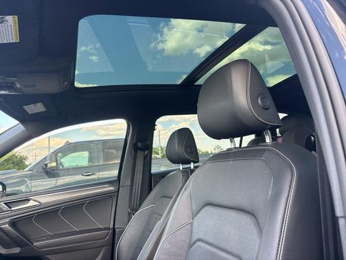 Deep Black Pearl Effect 2022 Volkswagen Tiguan 2.0T SEL R-Line