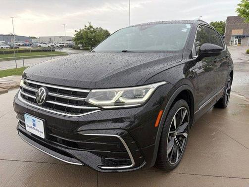 Deep Black Pearl Effect 2022 Volkswagen Tiguan 2.0T SEL R-Line