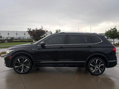 Deep Black Pearl Effect 2022 Volkswagen Tiguan 2.0T SEL R-Line