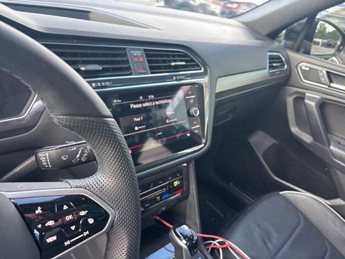 Deep Black Pearl Effect 2022 Volkswagen Tiguan 2.0T SEL R-Line