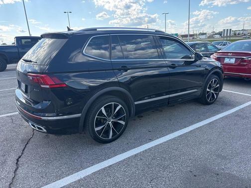 Deep Black Pearl Effect 2022 Volkswagen Tiguan 2.0T SEL R-Line