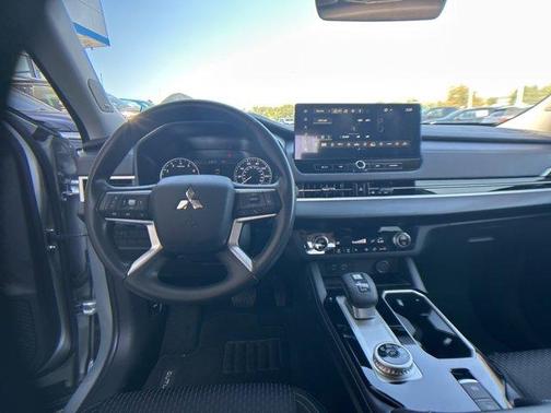 2025 Mitsubishi Outlander ES
