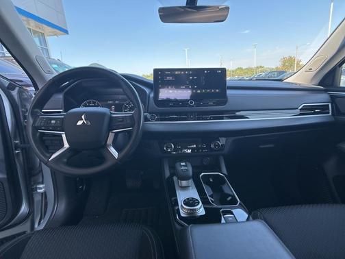 2025 Mitsubishi Outlander ES