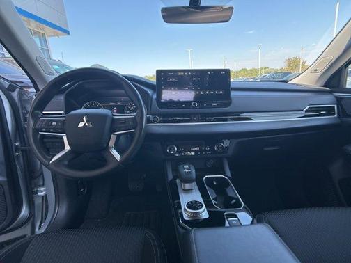 2025 Mitsubishi Outlander ES