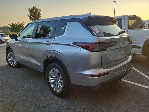 2025 Mitsubishi Outlander ES