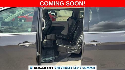 Crystal Metallic 2023 Chrysler Pacifica Limited