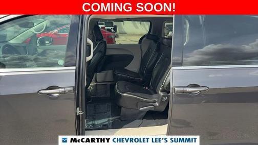 Crystal Metallic 2023 Chrysler Pacifica Limited