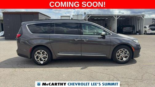Crystal Metallic 2023 Chrysler Pacifica Limited