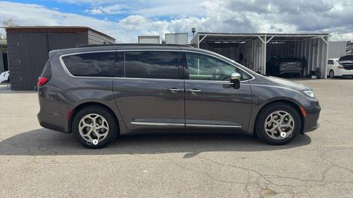 Crystal Metallic 2023 Chrysler Pacifica Limited