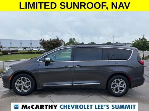 Crystal Metallic 2023 Chrysler Pacifica Limited