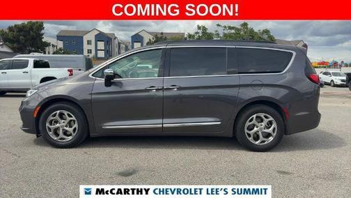 Crystal Metallic 2023 Chrysler Pacifica Limited