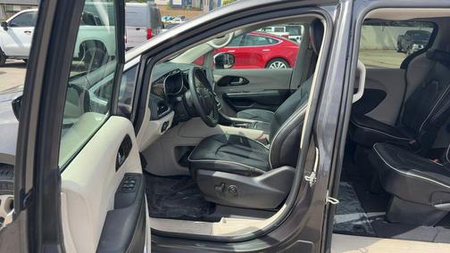 Crystal Metallic 2023 Chrysler Pacifica Limited