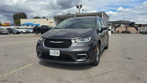 Crystal Metallic 2023 Chrysler Pacifica Limited