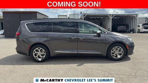 Crystal Metallic 2023 Chrysler Pacifica Limited