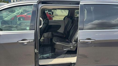 Crystal Metallic 2023 Chrysler Pacifica Limited