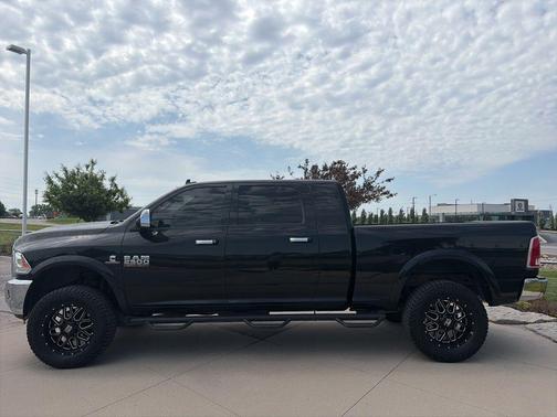 Brilliant Black Crystal Pearlcoat 2017 RAM 2500 Laramie