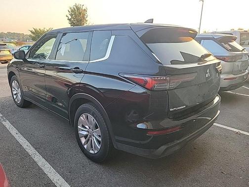 2025 Mitsubishi Outlander ES