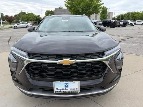 Mosaic Black Metallic 2026 Chevrolet Trax LT