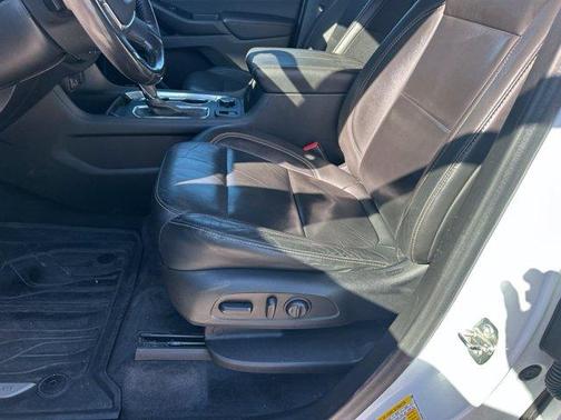 Summit White 2020 Chevrolet Traverse LT Leather
